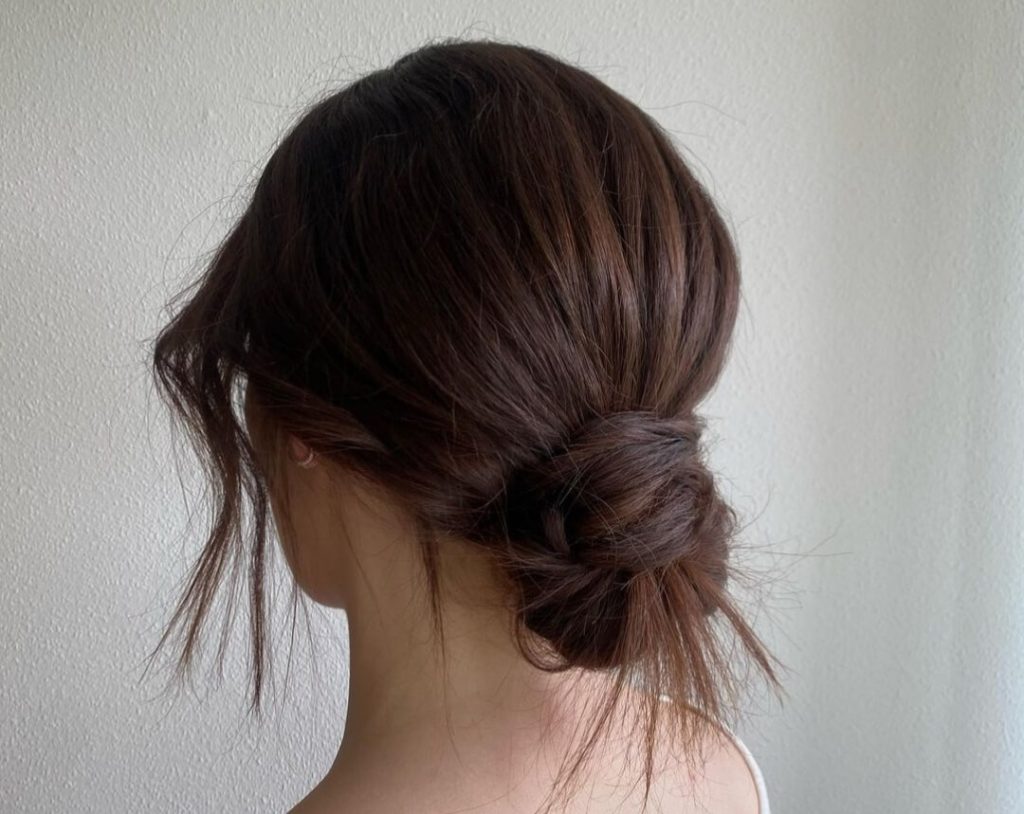 simple messy bun for short hair velacurls