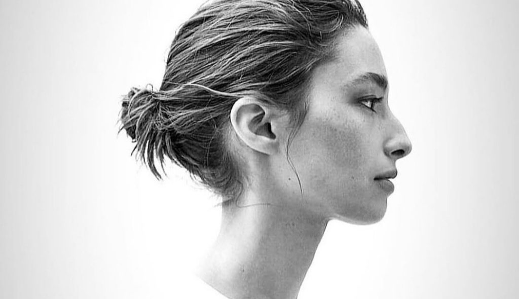 simple messy bun for short hair velacurls