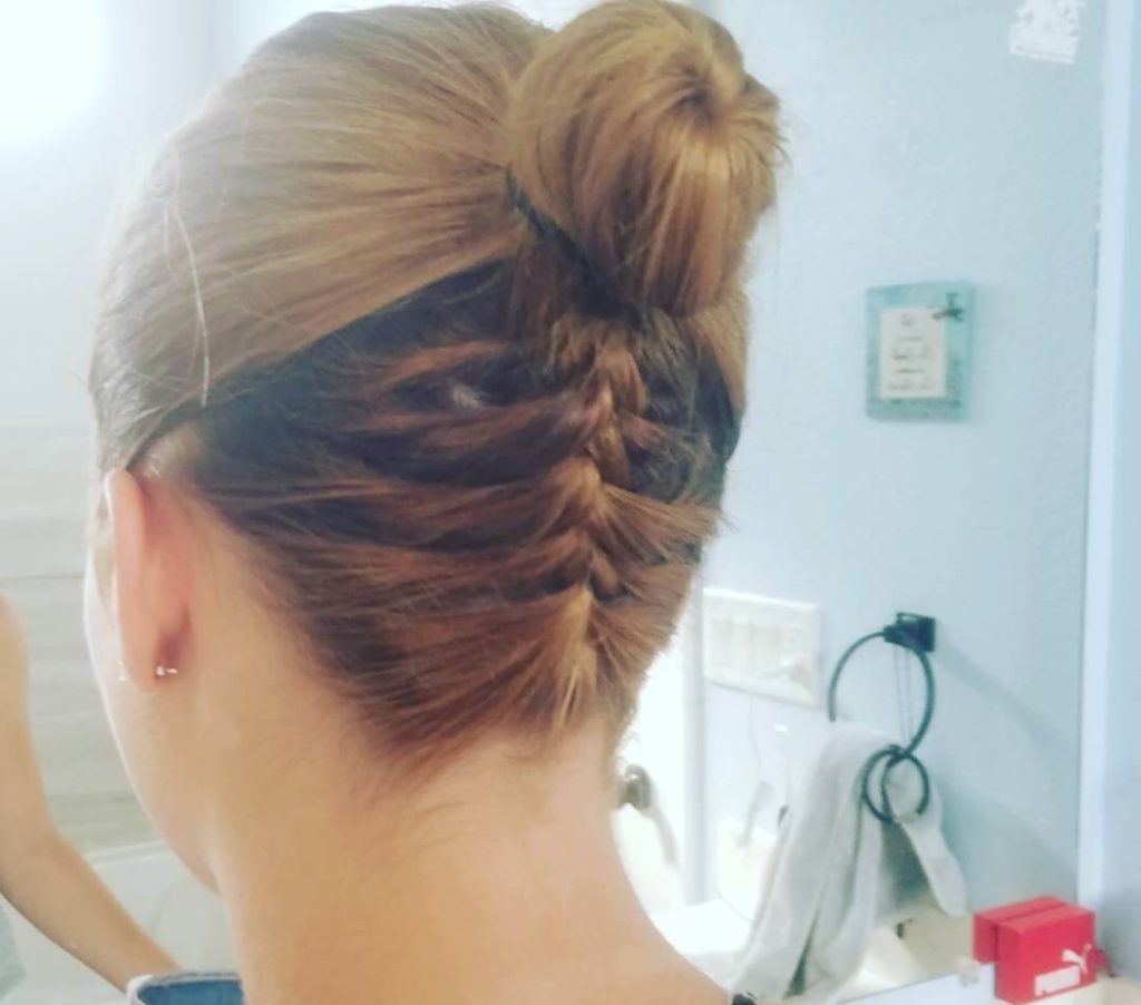 simple messy bun for short hair velacurls